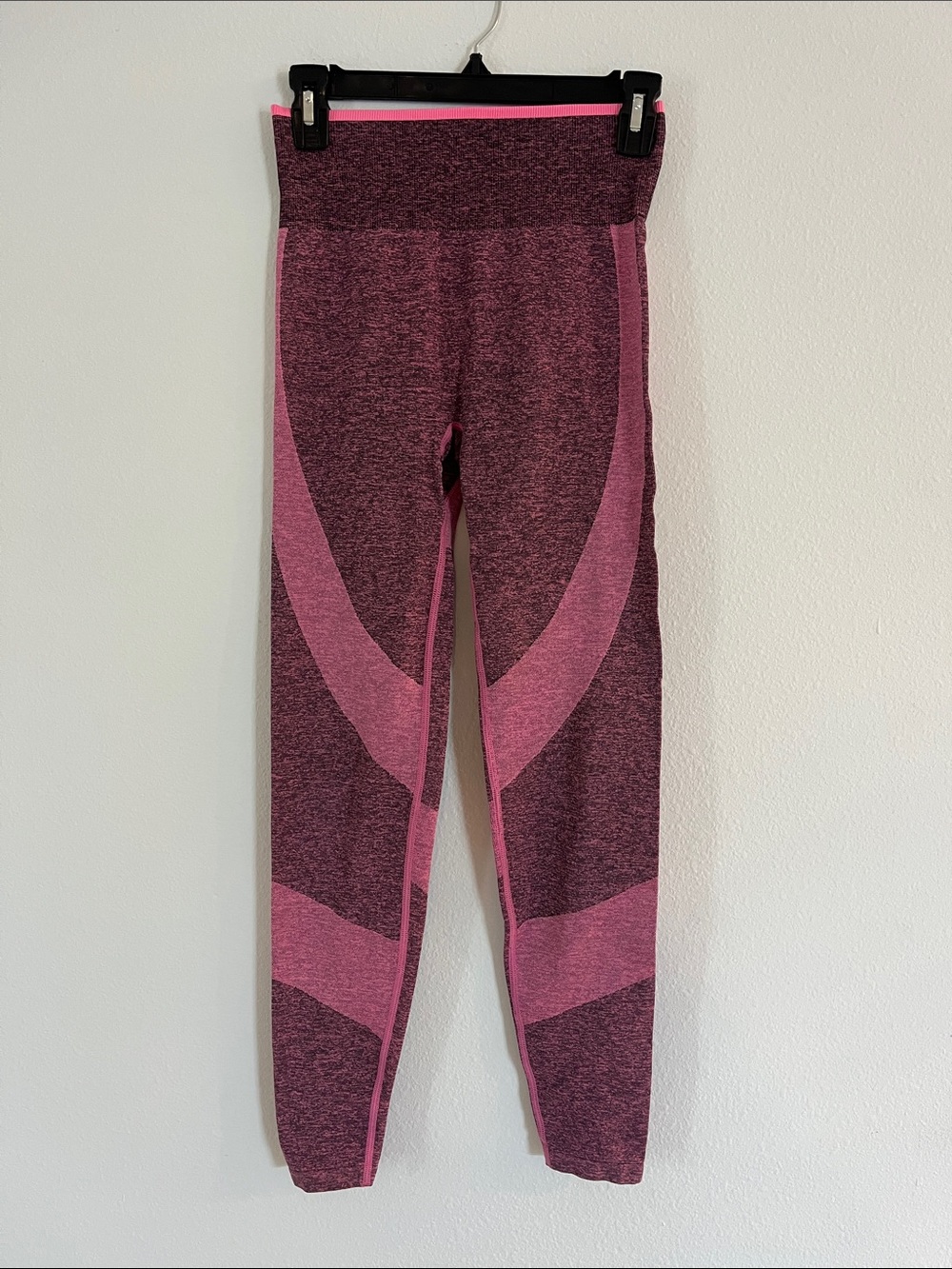 PINK Victoria's Secret Pink and Black Seamless Active Leggings